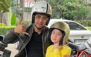 Raffi Ahmad Kenang Foto Lawas Bareng Mami Popon, Wajah Saat Bocah Disebut Plek Ketiplek Rafathar