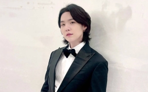 Suga BTS Bagikan Foto Tanpa Busana