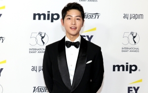 Song Joong Ki Terima Pengawalan Beda Pulang-Pergi Thailand