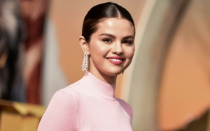 Momen Langka, Selena Gomez Ajak Adik Sambung Hadiri Golden Globes 2023