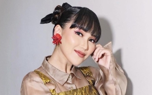 Ayu Ting Ting Dituding Jatuh Saat Tampil Live Karena Grogi, Fans Pasang Badan Soal Penyebabnya