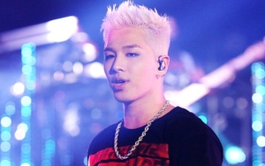 Taeyang BIGBANG Punya Hobi Antik Nulis Pakai Mesin Tik