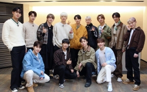 Pengawal SEVENTEEN Pose Imut Buat Reporter Dispatch Syok