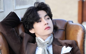 V Dandani Jungkook dan RM BTS di Atas Panggung, Outfit Mencolok Curi Fokus