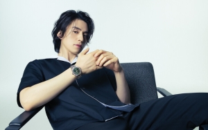 Lee Dong-Wook Gak Bisa Berhenti Tertawakan Komentar Penuh Kata Negatif