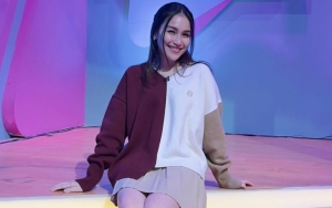 Ayu Ting Ting Tampil Imut Dengan Gaya Pucca, Foto Pria di Ponsel Curi Perhatian