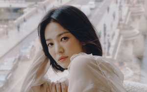 Foto-Foto SMP Song Hye Kyo Berambut Pendek Dengan Style Y2K Bikin Takjub