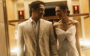 Lagi Honeymoon, Momen Mikha Tambayong & Deva Mahenra Manja-Manja Di Kamar Hotel Buat Melting
