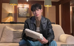 Cha Eun Woo ASTRO Peluk Model Cantik di Iklan Perhiasan Mewah