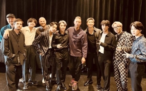 Chris Martin Dianggap 'Bawa' BTS ke Acara Grammy Awards Lewat Busana Kasualnya