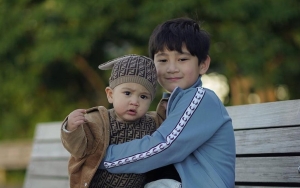 Tuan Muda Rafathar Tak Henti-henti Mendaratkan Ciuman ke Baby Bos Rayyanza Cipung Curi Perhatian