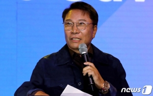 Lee Soo Man Pamer Wajah Full Senyum di Tengah Prahara SM Picu Beragam Reaksi