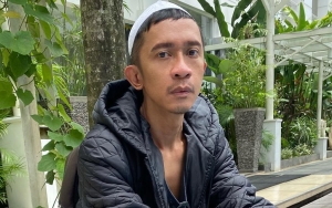 Transformasinya Bikin Heboh, Gaya Terbaru Aming Saat Bersantai Masih Pakai Peci Disorot