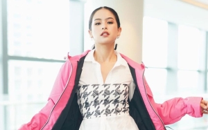 Maudy Ayunda Mejeng Pakai Outfit Unik dengan Topi Baret, Disebut Mirip Member IVE