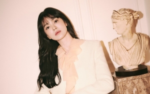 Pamer Dirangkul, Song Hye Kyo Tag Director Cowok Diiringi Simbol Hati