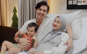 Dinda Hauw Lahirkan Anak Kedua Tampan Mirip Rey Mbayang, Reaksi Putra Pertama Bak Kakak Idaman