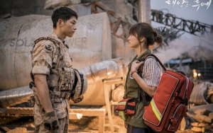 Adegan Ciuman Song Joong Ki-Song Hye Kyo Iringi Penampilan Gummy Di Acara KBS Tuai Perdebatan