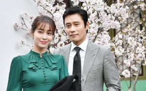 Lee Byung Hun dan Sang Istri Lee Min Jung Tampil Serasi di Peragaan Busana Versace