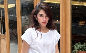 Jadi Model Baju Muslim, Penampilan Ussy Sulistiawaty Manglingi