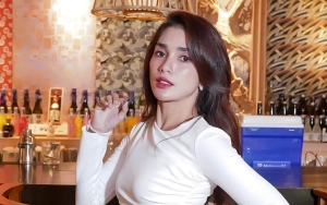 Mode Kalem, Ussy Sulistiawaty Tampil Anggun Kenakan Dress Transparan Bak Princess
