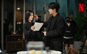 Song Hye Kyo Ngakak Wajahnya Disentuh Lee Do Hyun Saat Syuting 'The Glory'