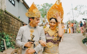 Laura Theux dan Indra Brotolaras Gelar Pernikahan Adat Bali, Ciuman Romantis Bikin Baper