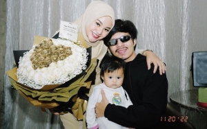 Ameena Putri Atta Pintar Jalan Usai Umrah, Momen Notice Fans Sambil Senyum Bikin Meleyot