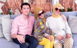 Pose Janggal Tangan Adik Syahrini Pegang Paha Reino Barack Kembali Digunjing