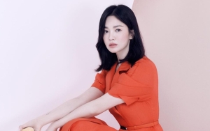 Senyum Song Hye Kyo Pamer Kaki Jenjang Disorot Media Korea