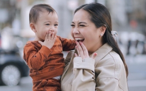 Rayyanza Cipung Girang Serah Terima Mic dari Nagita Slavina, Langsung Pamer ke Rafathar