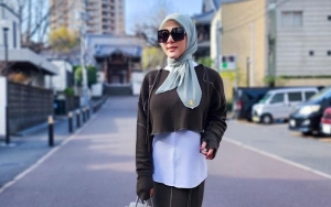 Syahrini Pajang Foto dengan Penampilan Serba Hitam di Wilayah Prostitusi Legal Singapura 