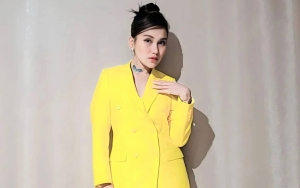 Dikelilingi Pria, Ekspresi Ayu Ting Ting Mood Banget Saat Ikut Bangunkan Sahur Warga
