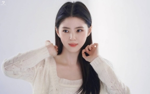 Punggung Terbuka, Han So Hee Ganti Vibes Manis ke Seksi Gegara Lepas Sweater
