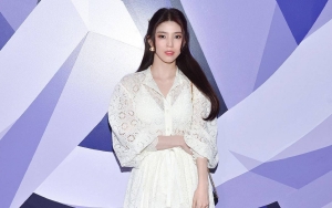 Han So Hee Tampil Memikat Dengan Smoky Eyes dan Gaun Elegan Sambil Pose Rebahan di Jalan