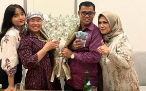 Crazy Rich Mepet Haji Faisal dan Crop Foto, Dewi Mama Fuji An Pamer Reaksi Berkelas