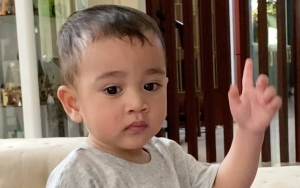 Belum 2 Bulan, Reaksi Beda Rayyanza Cipung Main Pasir Bikin Salah Fokus