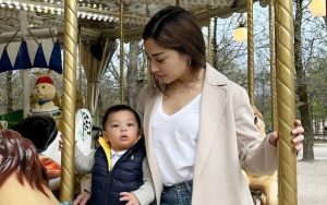 Reaksi Nikita Willy Lawak Saat Pakaikan Issa Sepatu Kekecilan