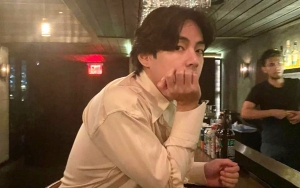 V BTS Live Pamer Rambut Lucu, Perabot Berbentuk Lekuk Tubuh Manusia Bikin Salfok