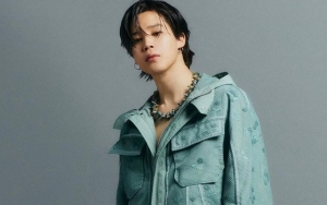  Jimin Tampil Maskulin Serba Hitam, Penampakan Bros Klasik Tiffany & Co Tuai Sorotan