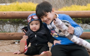 Penyebab Rafathar Cedera Terkuak, Rayyanza Super Cute Beri Kiss Hingga Jadi Terapis