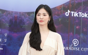 OTW Ke Luar Negeri, Song Hye Kyo Muncul Beda Drastis Usai Menang Best Actress