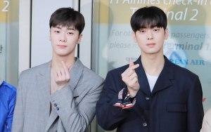 Cha Eunwoo Nyesek Tahan Air Mata Saat Nyanyi Usai Moonbin ASTRO Meninggal