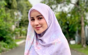 Olla Ramlan Tampil Cetar Pakai Gaun Ketat dengan Gaya Hijab Beda Dari Biasa Biarkan Rambut Ngintip