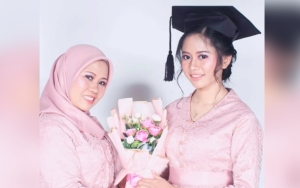 Sus Rini Beri Putri Cantik Buket Uang Dollar Singapura, Keberadaan Suami Dipertanyakan