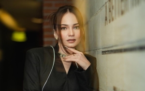 Enzy Storia Diduga Gandeng Pacar Ganteng di Resepsi Pernikahan Jessica Mila