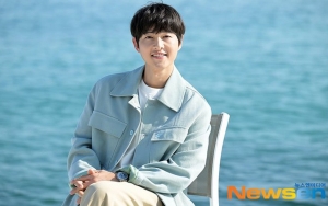 Song Joong Ki Pamer Euforia Hingga Tampil Bersinar di Pantai Barrier Festival Film Cannes ke-76
