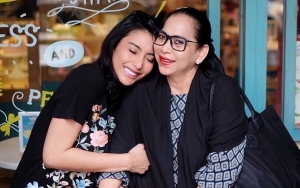 Ibunda Meninggal Dunia, Tyas Mirasih Ciumi Wajah Almarhumah Bikin Nyesek