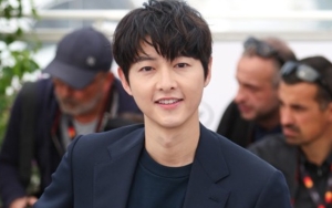 Song Joong Ki Tampil Segar di Photocall Cannes, Kilau Cincin Kawin Disorot Media Korea