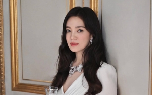 Song Hye Kyo Tunjukkan Sikap Hargai Penggemar di Bandara