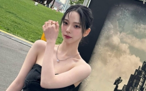 Karina aespa Jadikan Scarf sebagai Baju Atasan Saking Kurusnya